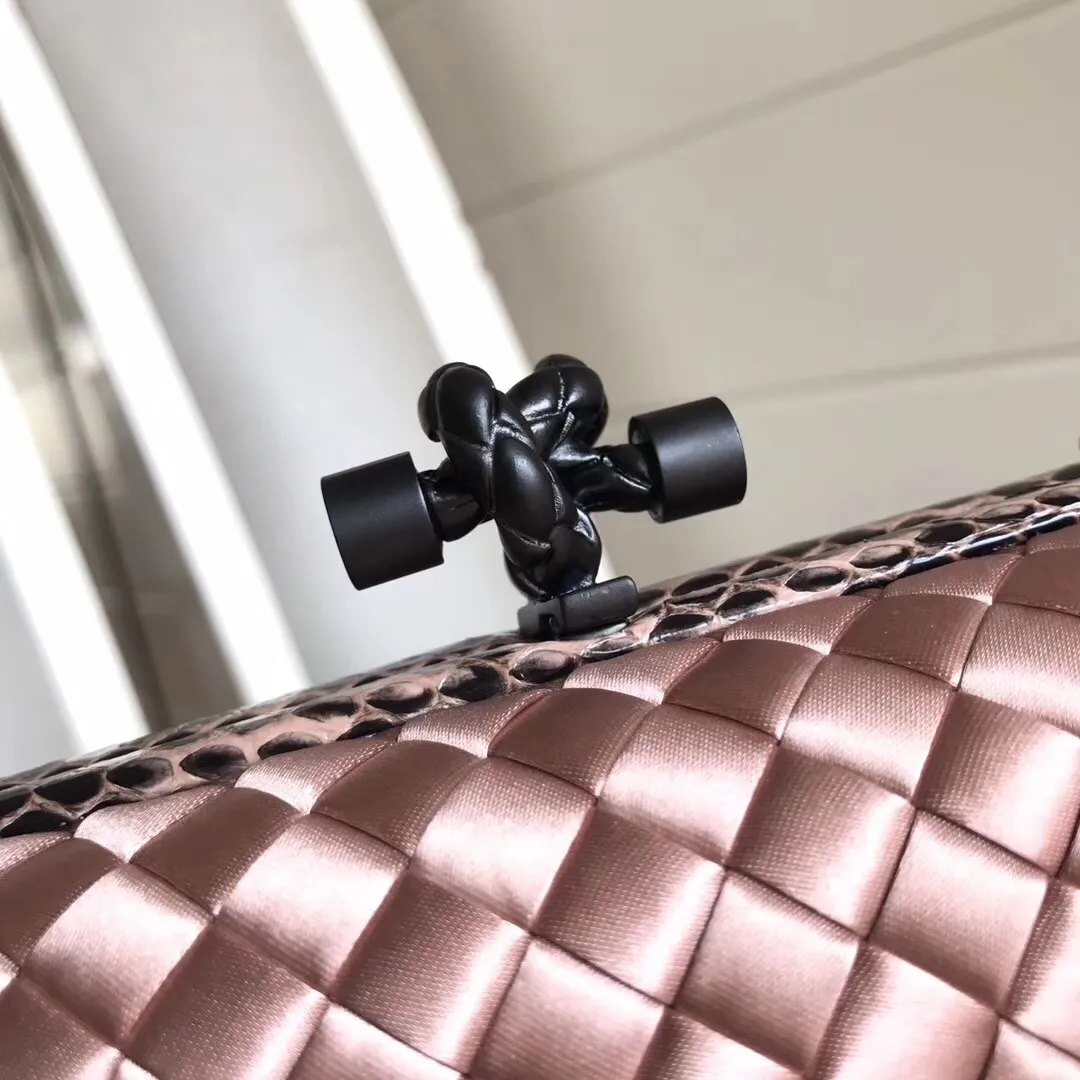 The latest and most popular Knot clutch from the 8651 counter is made of exquisite Japanese silk fabric with snakeskin piping. It looks elegant when worn cross-body or in the hand. It can also be carried by petite girls and can hold 2 iPhone X phones. Size: 20cm*12cm